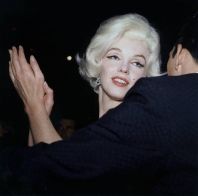 marilyn_monroe_with_her_date_jos__bola_os_at_the_golden_globes_awards2C_1962_1.jpg